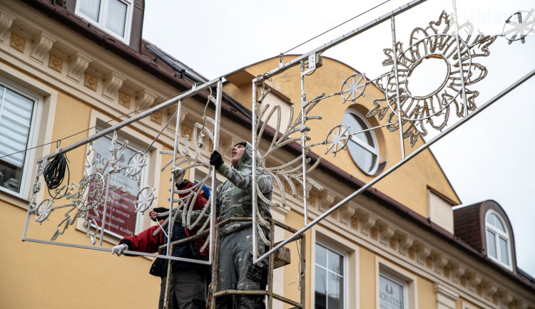 Instalace výzdoby v centru Jihlavy