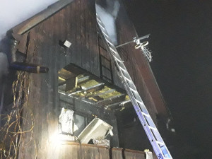 Hasiči z Vysočiny likvidovali dva požáry. Zahradní domek se pokusil uhasit muž, který se zranil a upadl