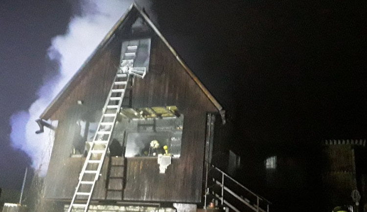 Hasiči z Vysočiny likvidovali dva požáry. Zahradní domek se pokusil uhasit muž, který se zranil a upadl