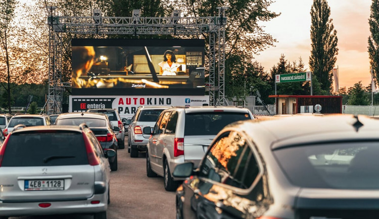 Od čtvrtka v Pardubicích promítá autokino, chce to ale teplé oblečení