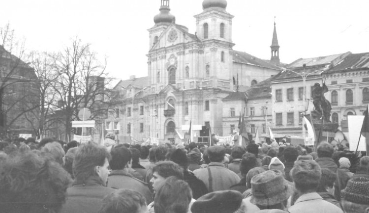 Revoluční plamen se v roce 1989 rozhořel o týden později než v Praze