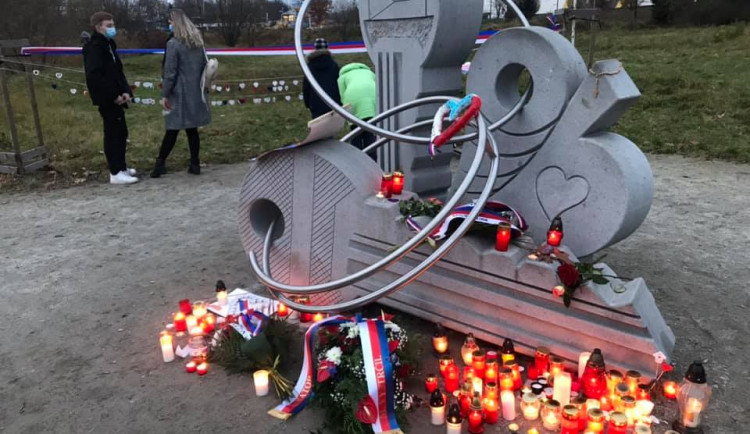 Jihlavané vzpomínali na sametovou revoluci u památníku "klíčů"