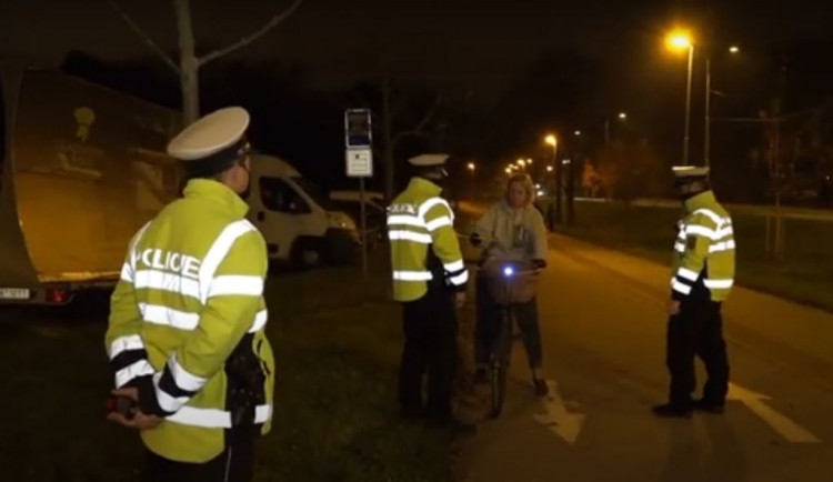 Hradečtí policisté se v těchto dnech zaměřují na osvětlení cyklistů