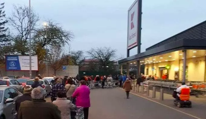 Fronta před otrokovickým Kauflandem