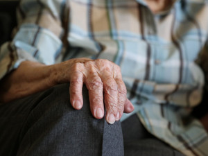 Vysočina chce delší intervaly testování v domovech seniorů. Podle personálu je časově náročné
