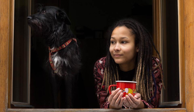 Adoptovaná míšenka. Jak se s touhle nálepkou žije v České republice?