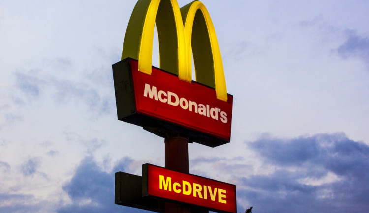 Delší provoz výdejních oken vítají především fastfoody. Ostatním zařízením moc nepomůže