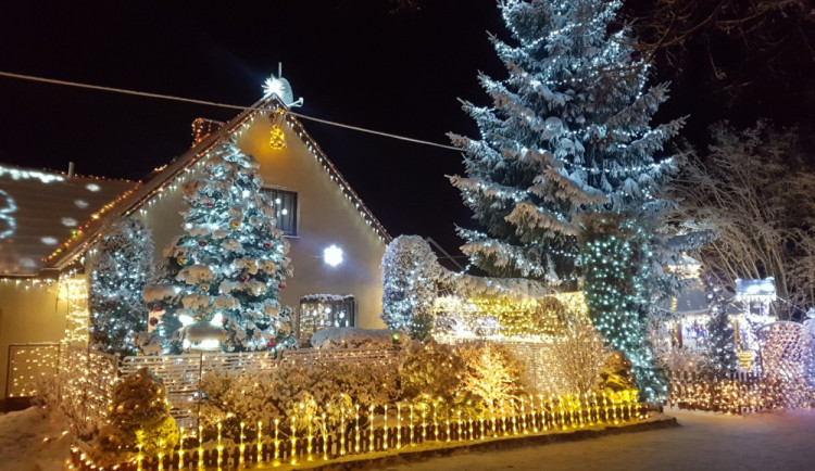 Nejosvětlenější dům Čech se navzdory opatřením rozsvítí i letos