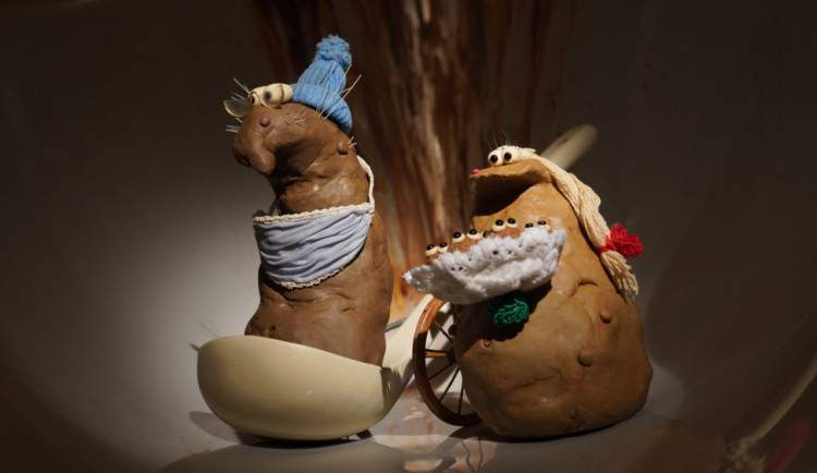 Vytvořené loutky hovínek 