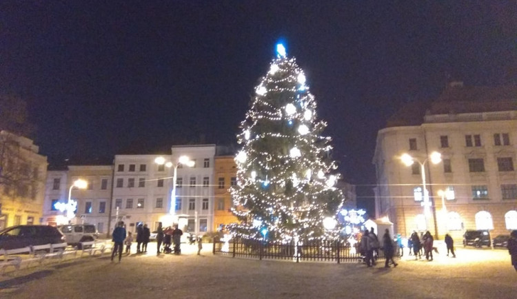 Jihlavský stromeček svítí. Náměstí nakonec oživí několik stánků i ledová socha