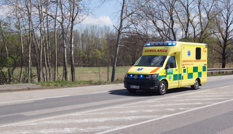 Osmašedesátiletá řidička srazila ženu, která přecházela po vyznačeném přechodu