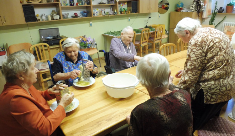 Domovy důchodců v kraji jsou pro obnovení návštěv. Seniorům chybí kontakt s blízkými