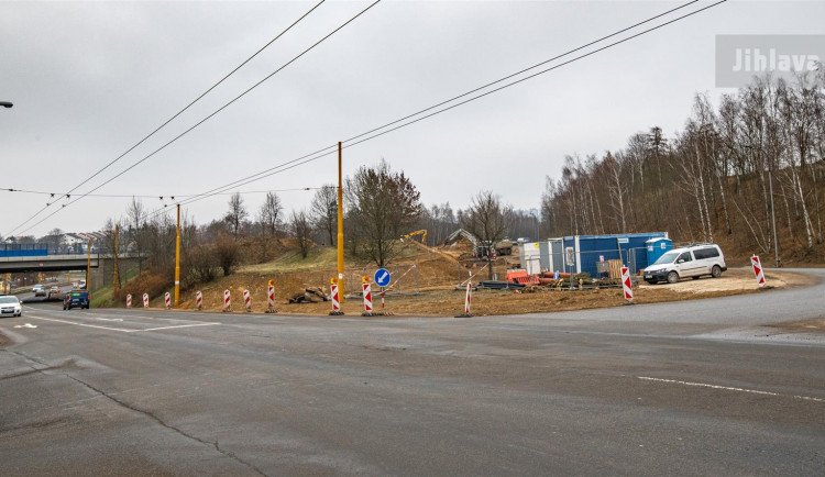 Stavba sjezdu z přivaděče na ulici Romana Havelky pokračuje. Řidiče čekají semafory 