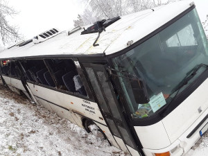 U Puklic havaroval autobus. Na místě je minimálně dvacet zraněných, hlavně dětí