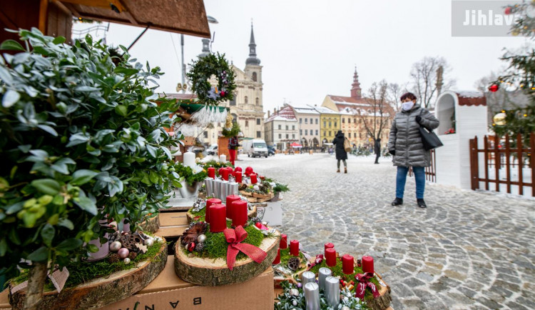V Jihlavě dnes začíná vánoční jarmark, svařák nebo punč si však na náměstí nevypijeme