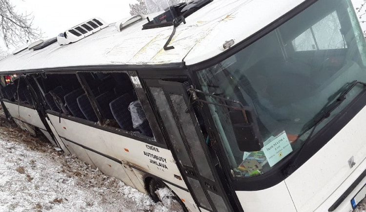 U Puklic havaroval autobus, na místě je minimálně deset zraněných