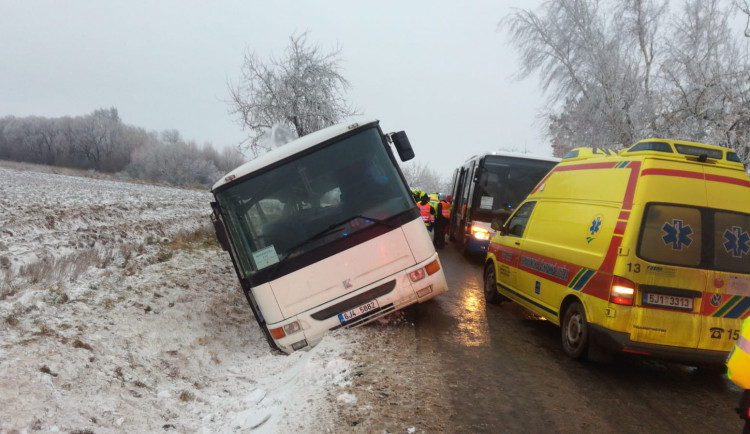 Nehoda autobusu převážejícího děti: Čtyři těžce zranění, policie hledá svědka v autě