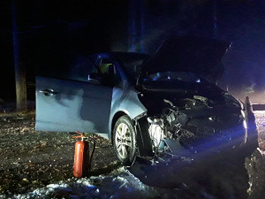 Skoro sto výjezdů kvůli počasí za 24 hodin. Řidič na Jihlavsku narazil do spadlého stromu