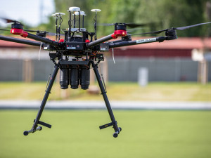 Létáte s dronem? Začnou platit nová přísnější pravidla pro jejich provozování