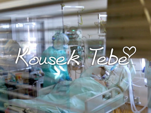 VIDEO: Píseň Kousek Tebe, která děkuje zdravotníkům, pečovatelům nebo šičkám roušek