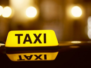 Z Jihlavy do Prahy jel zloděj ukradeným taxíkem. Zpátky už se svezl policejním autem