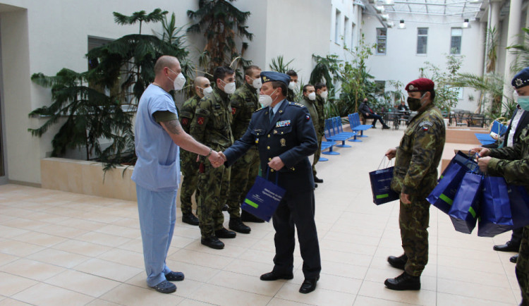 Armáda se loučí v pelhřimovské nemocnici