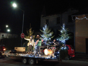 Třeští projel koncertní adventní povoz. Dojatí lidé vybíhali z domů v teplákách, říká Matouš z kapely SpazierGang
