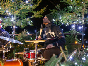 Třeští projel koncertní adventní povoz. Dojatí lidé vybíhali z domů v teplákách, říká Matouš z kapely SpazierGang