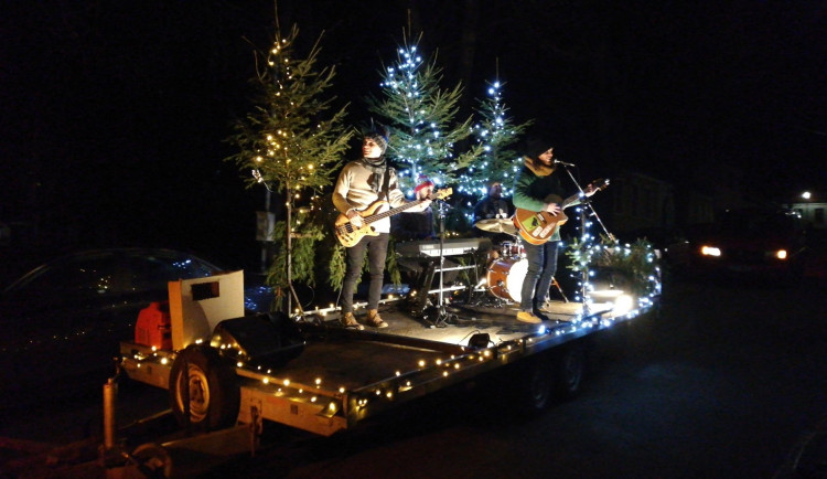 Třeští projel koncertní adventní povoz. Dojatí lidé vybíhali z domů v teplákách, říká Matouš z kapely SpazierGang