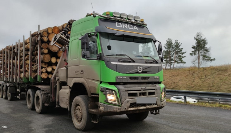 Policisté v kraji denně kontrolují řidiče se dřevem. 67 řidičů odmítlo spolupracovat