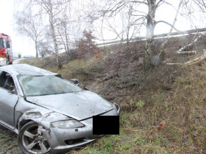 Tragická nehoda u Náměště. Náraz automobilu do stromu nepřežil spolujezdec