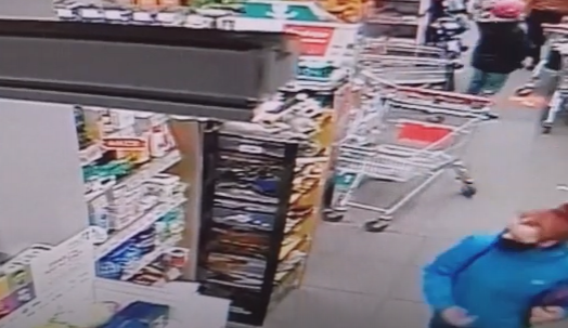 Žena v jihlavské Bille přišla o peníze v kabelce. Neznáte muže a ženu na videu?