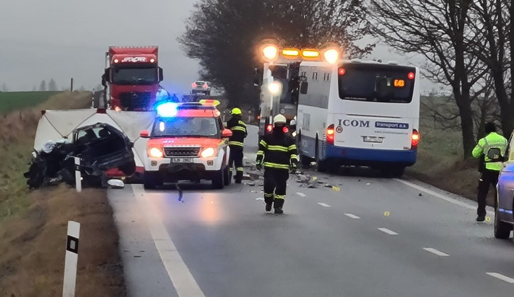 Tragédie na silnici II/602. Řidička osobního auta nepřežila čelní střet s autobusem