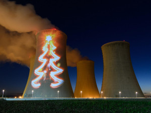 Na chladicí věž dukovanské elektrárny se o víkendu promítne největší vánoční strom na Vysočině