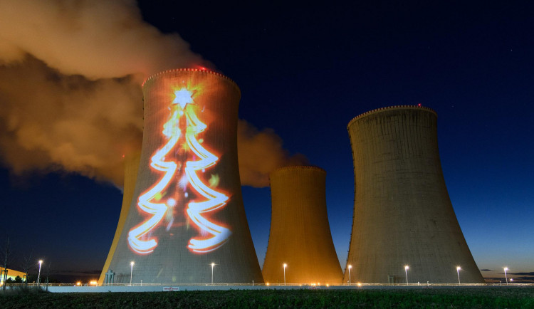 Na chladicí věž dukovanské elektrárny se o víkendu promítne největší vánoční strom na Vysočině