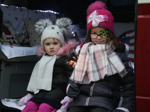 FOTO: Vysočinou projel Vánoční autobus. Jeho putování pomohlo dětem z domova
