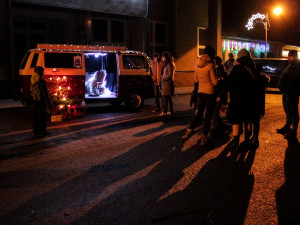 FOTO: Vysočinou projel Vánoční autobus. Jeho putování pomohlo dětem z domova