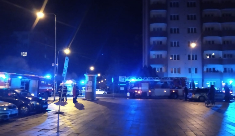 Požár v paneláku na „Kollárce“. Hasiči museli na půlhodinu evakuovat 22 lidí