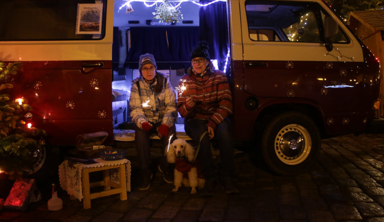 Vysočinou projel Vánoční autobus. Jeho putování pomohlo dětem z domova