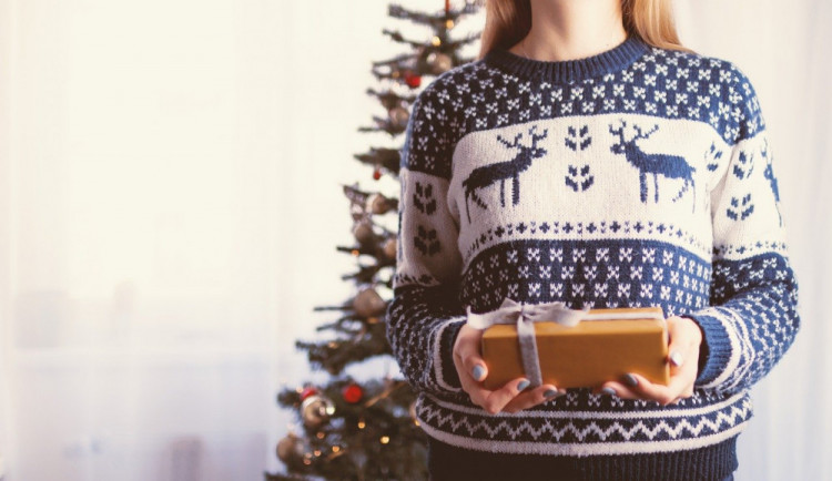 Vědci lidem doporučují, aby o Vánocích odložili rodinná setkání