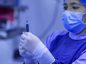 Nemocnice v Motole převzala první dávky vakcíny proti covidu-19, Vysočina obdrží desetinu z nich