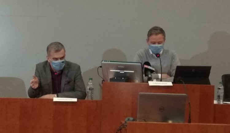 Zleva: Krajský náměstek pro zdravotnictví Vladimír Novotný, hejtman Vysočiny Vítězslav Schrek