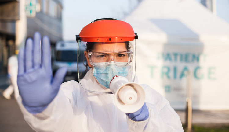 Nemocnice v Královéhradeckém kraji žádají o pomoc mediky, odezva je mizivá