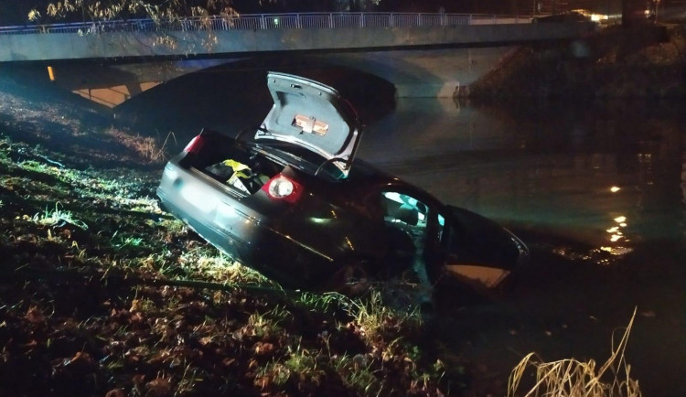 Řidič, který utopil auto v Metuji, se přišel sám udat na policii