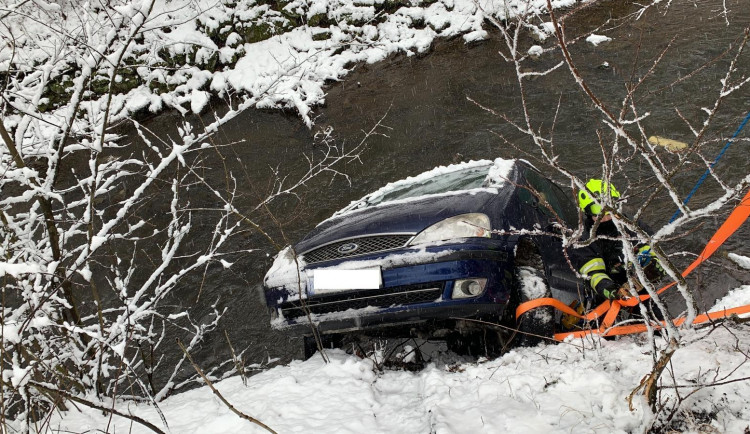 SJÍZDNOST: Jsou hlášeny desítky nehod, v Jihlavě při couvání spadlo auto do řeky