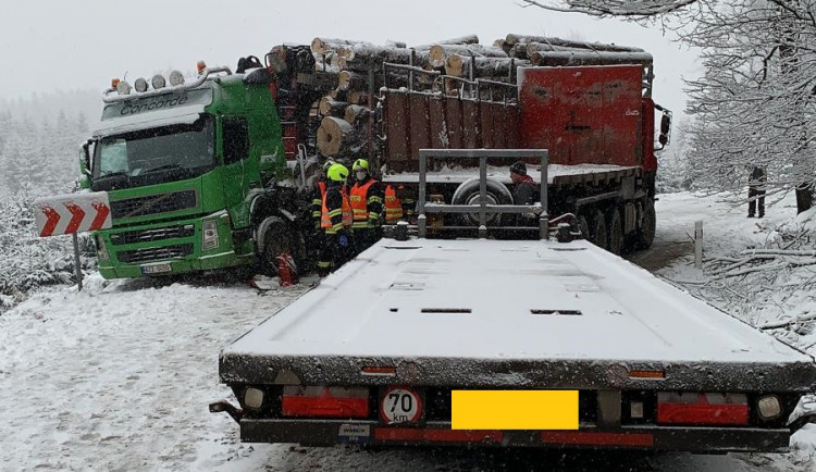 Za Rácovem se střetly dva náklaďáky. Řidič zůstal zaklíněný ve vozidle
