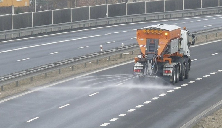 Česko ochromí náledí. Meteorologové varují před nehodami a úrazy