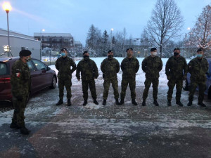 FOTO: Do jihlavské nemocnice ráno přijelo pomáhat 8 vojáků. Rozdělí je na více oddělení