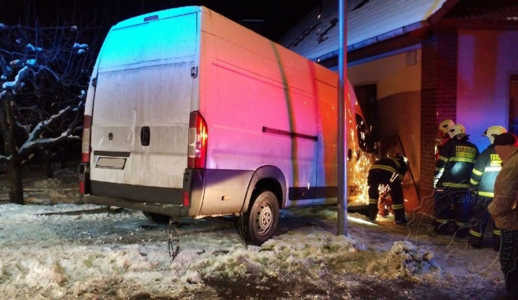 FOTO: Řidič opustil nastartovanou dodávku, ta zatím narazila do rodinného domu
