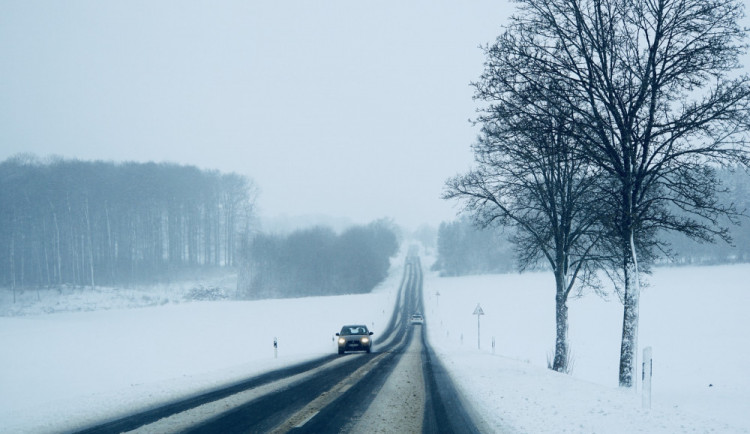 SJÍZDNOST: Řidiči musí být maximálně opatrní. Kvůli novému sněhu někde stojí kamiony